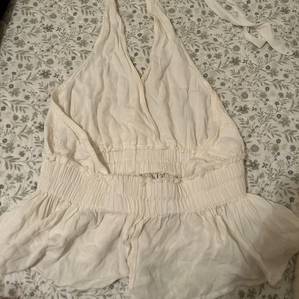 Cute summer top worn just a few times. It’s a halter with an open back!
